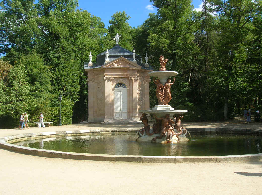 La Fontana delel Tre Grazie e dietro il Padiglione dei Marmi, dove cantava Farinelli