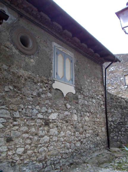 Finestra camere degli allievi su strada esterna Casa Palaziata di Domenico Gizzi
