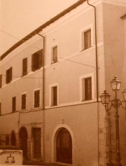 Strada con portone antico casa de Giudici