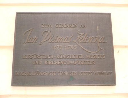 Targa commemorativa posta sulla facciata della casa dove Zelenka morì