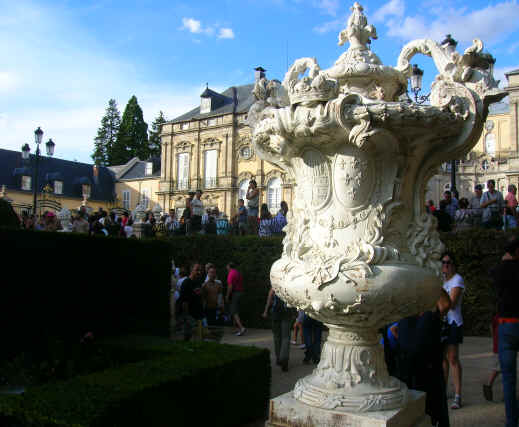 Vaso finale presso palazzo del Parterre de La Fama