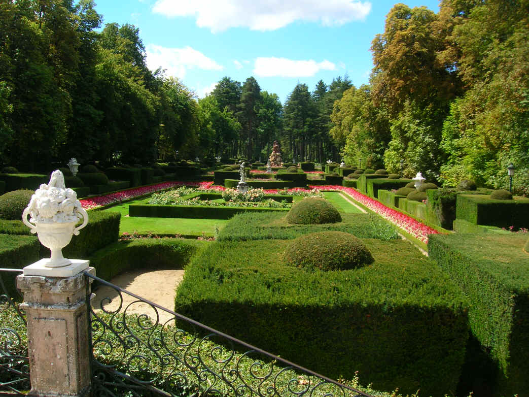 Parterre de La Fama, con in fondo la statua che d il nome all'area (Parterre e Boschetto). A sinistra la Strada Valsan, a Destra il Boschetto della Malinconia