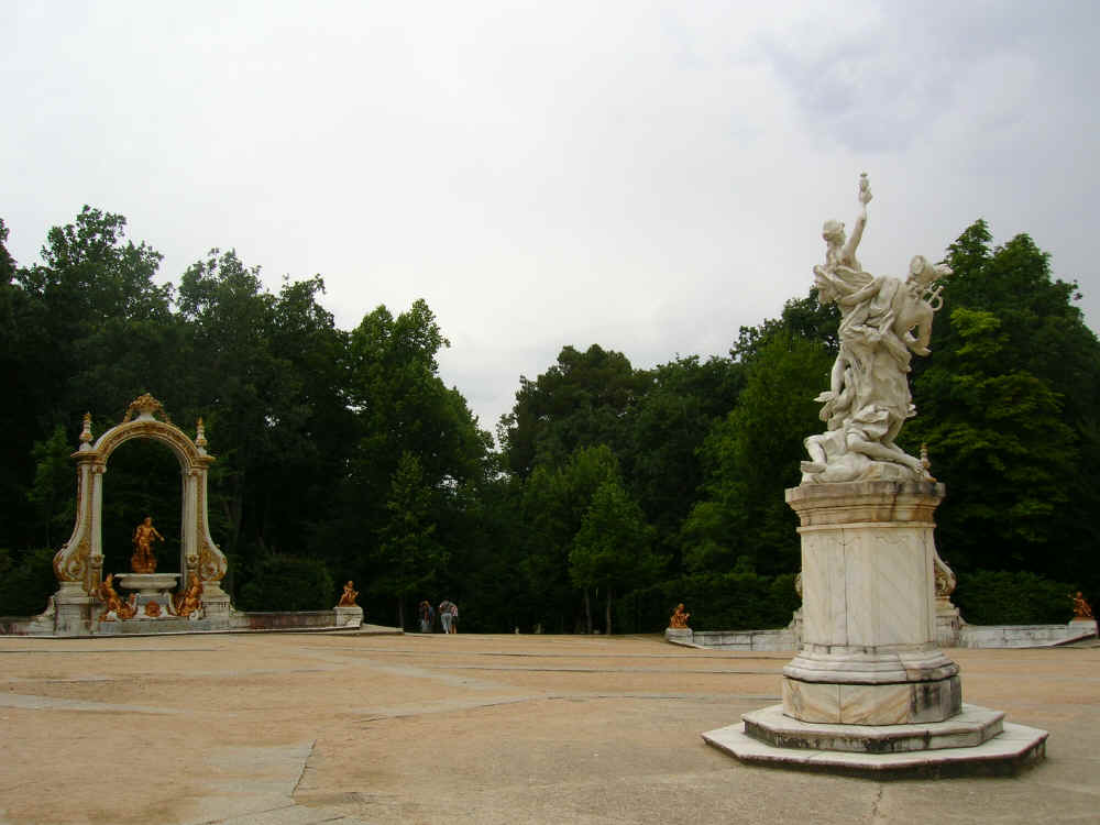 Dalla statua centrale partono a raggera 8 Strade