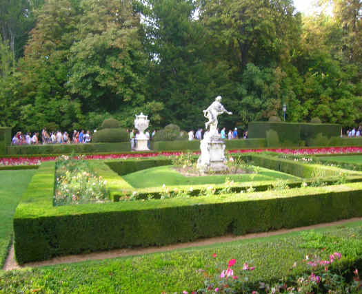 Statua al centro del Parterre de La Fama