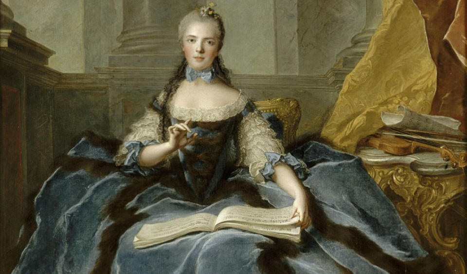 Madame Adelaide con partitura mentre solfeggia